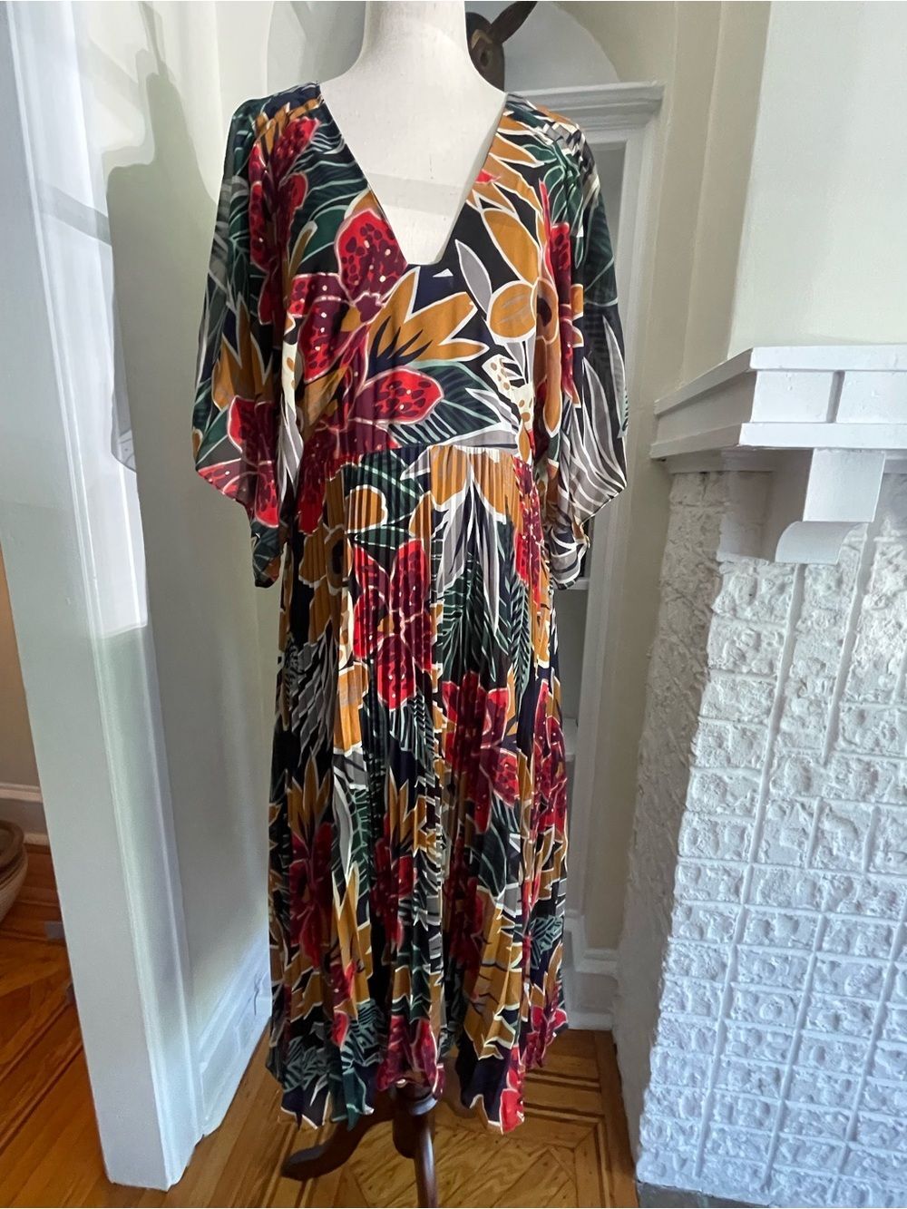 FLATTERING Club Monaco 
 Midi 3-Season Dress with Pleats & Flutter Sleves.